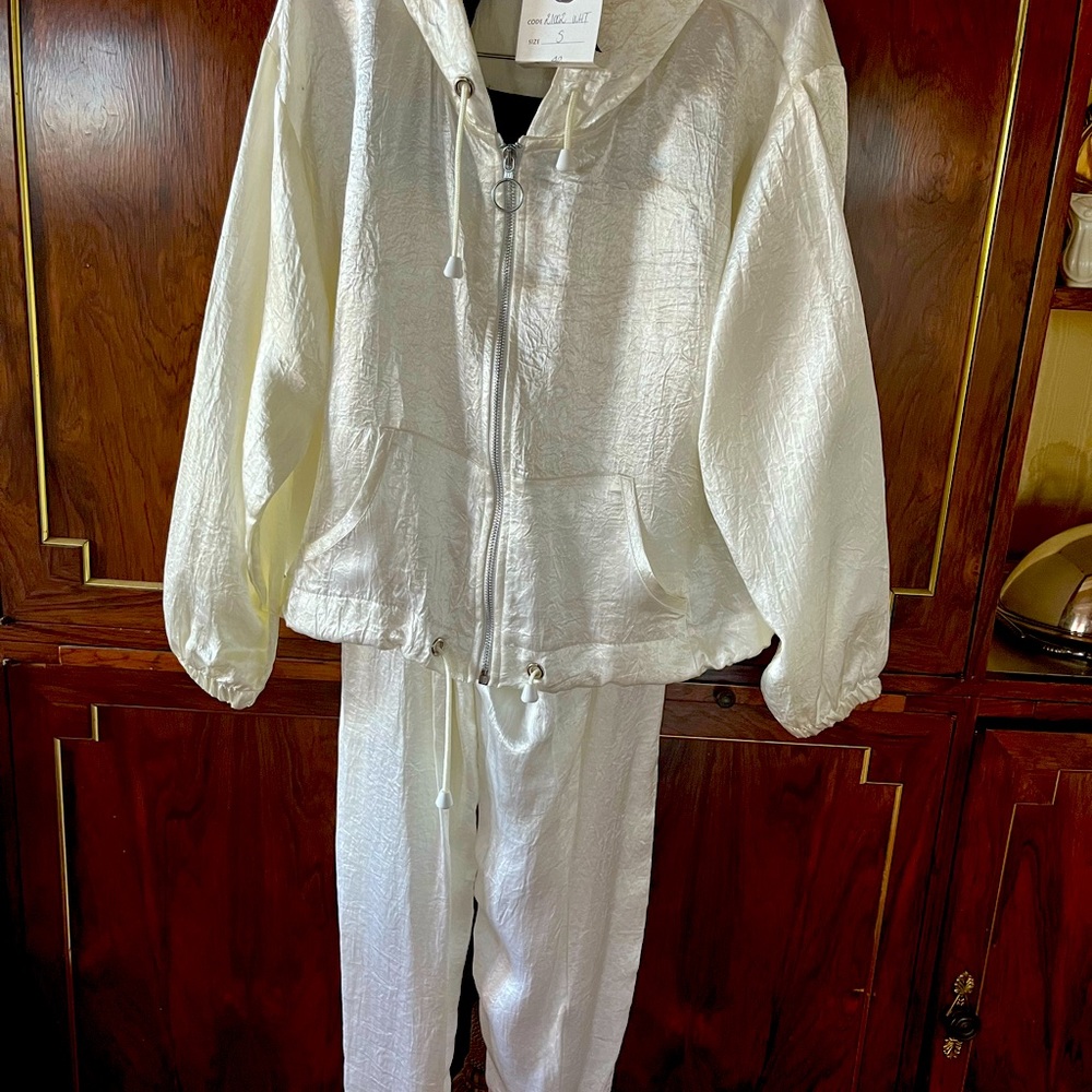 Crunch New 2 pieces -Hammered Satin size Small